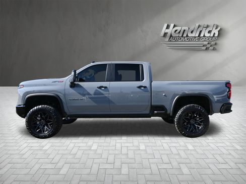 Used 2025 Chevrolet Silverado 2500 ZR2 w/ Technology Package image 7