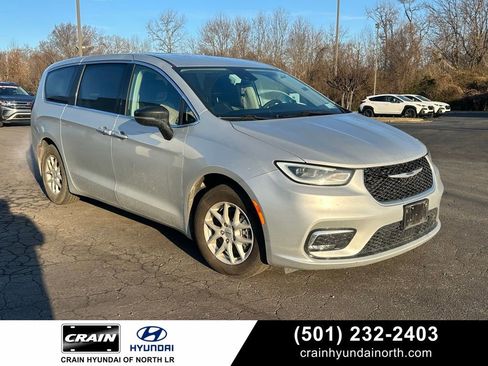 Used 2024 Chrysler Pacifica Touring-L image 1