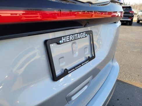 Used 2024 Chrysler Pacifica Touring-L image 26