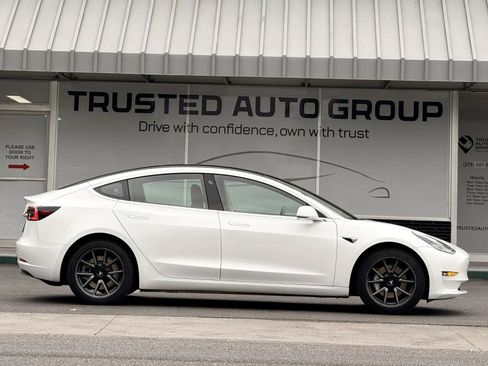 Used 2019 Tesla Model 3 Standard Range Plus image 5