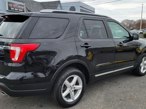 Used 2018 Ford Explorer XLT w/ Equipment Group 201A image 5
