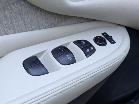 Used 2023 Nissan Murano SV image 10