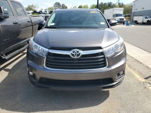 Used 2016 Toyota Highlander XLE image 2