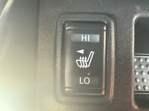 Used 2024 Nissan Titan SV w/ SV Bronze Edition Package image 39