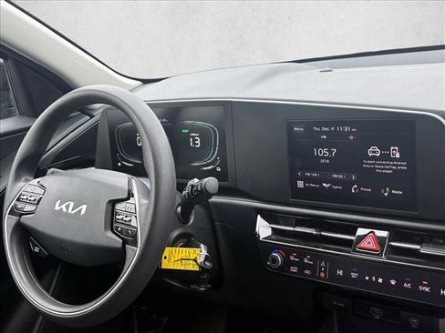 Used 2024 Kia Niro LX image 25