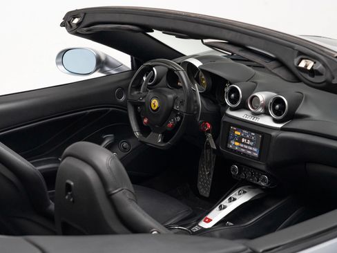 Used 2016 Ferrari California T RWD image 35