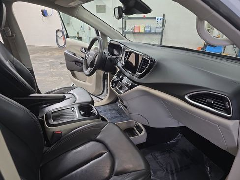 Certified 2023 Chrysler Pacifica Touring-L FWD image 10