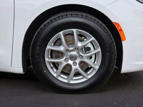 Used 2022 Chrysler Pacifica Touring-L FWD image 8