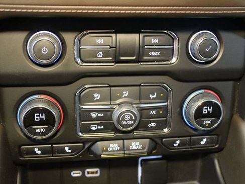 Used 2022 Chevrolet Tahoe LT w/ Luxury Package AWD/4WD image 32