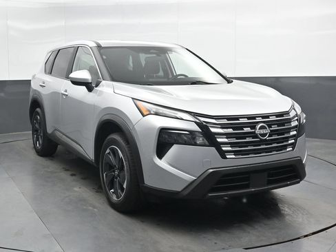 Used 2024 Nissan Rogue SV FWD image 4