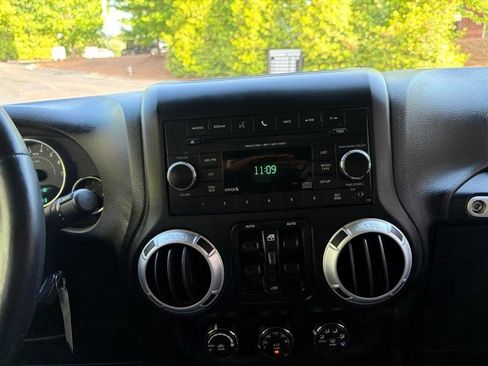 Used 2014 Jeep Wrangler Unlimited Sahara w/ Connectivity Group AWD/4WD image 27