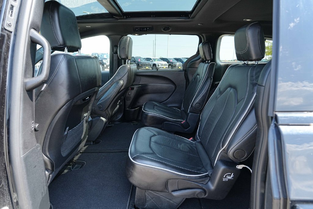 Used 2025 Chrysler Pacifica Limited FWD image 19