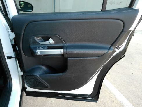 Used 2021 Mercedes-Benz GLB 250 w/ Premium Package image 21