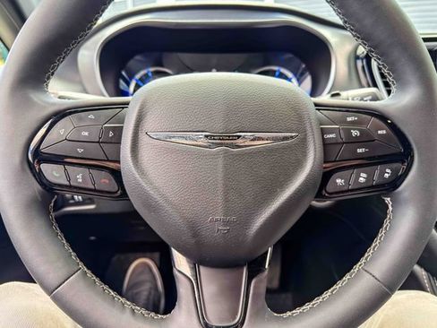 Used 2023 Chrysler Pacifica Limited w/ Uconnect Theater Family Group FWD image 27
