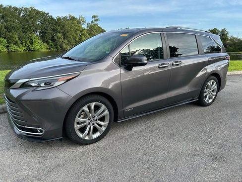 Used 2021 Toyota Sienna Platinum FWD image 2