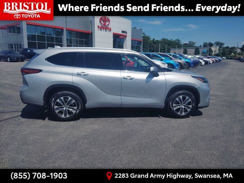 Used 2022 Toyota Highlander XLE AWD/4WD image 8