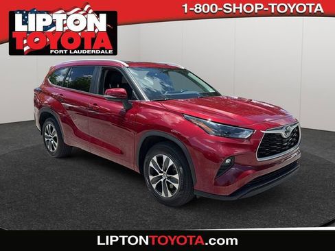 Used 2023 Toyota Highlander XLE FWD image 1