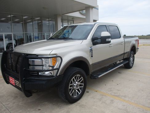 Used 2017 Ford F250 Lariat w/ Lariat Value Package image 2