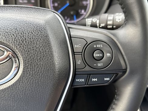 Used 2022 Toyota Venza LE image 21