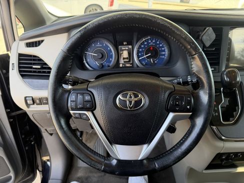 Used 2015 Toyota Sienna XLE image 15