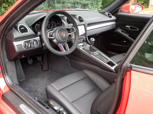 Used 2025 Porsche 718 Cayman image 4