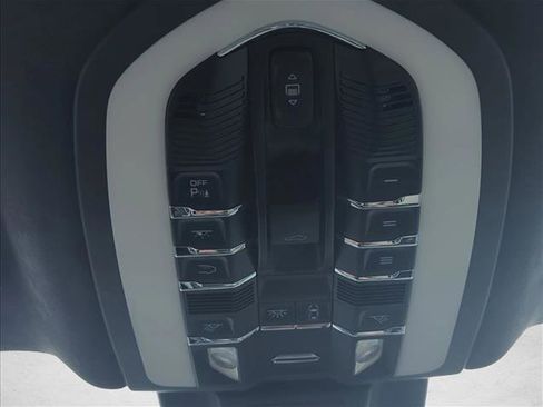 Used 2020 Porsche Macan Turbo image 21