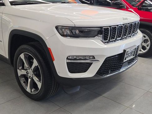 Used 2025 Jeep Grand Cherokee Limited w/ Luxury Tech Group II image 2