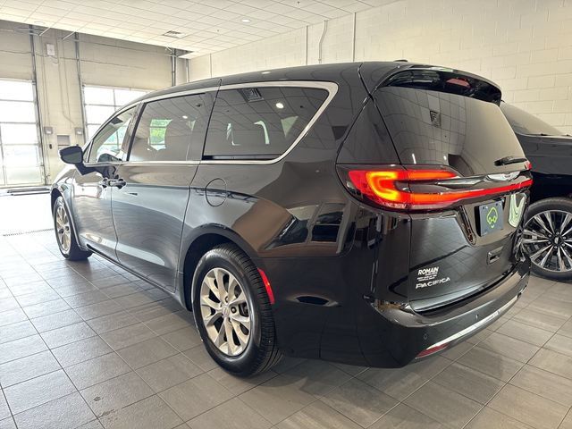 Used 2026 Chrysler Pacifica Limited FWD image 4
