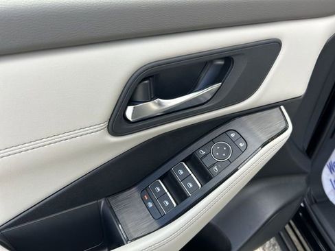 Certified 2025 Nissan Rogue SL AWD/4WD image 16