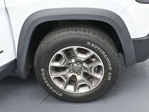 Used 2022 Jeep Cherokee Trailhawk w/ Premium Leather Package AWD/4WD image 34
