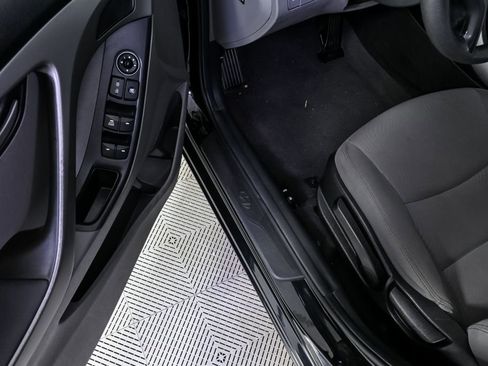 Used 2014 Hyundai Elantra SE image 8