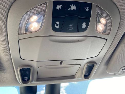 Used 2019 Chrysler Pacifica Limited w/ Tire & Wheel Group FWD image 21