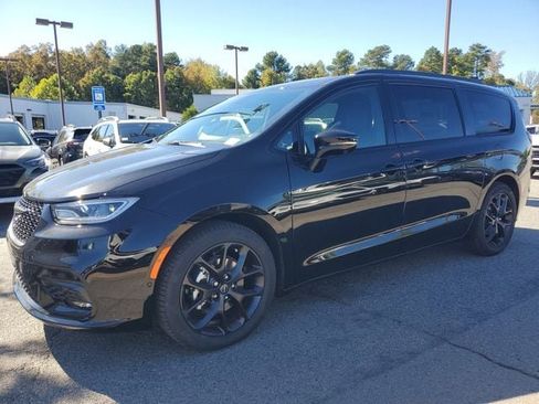 New 2026 Chrysler Pacifica Limited w/ S Appearance Package image 3