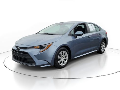 Used 2024 Toyota Corolla LE FWD image 2
