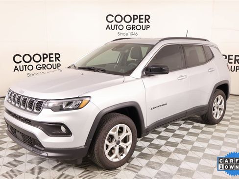 Used 2025 Jeep Compass Latitude image 9