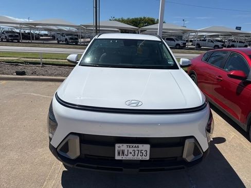Used 2025 Hyundai Kona SEL image 2