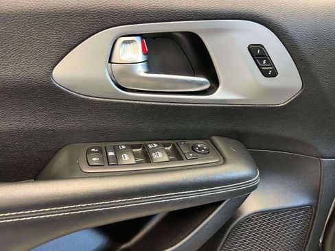 Certified 2021 Chrysler Pacifica Touring-L w/ S Appearance Package FWD image 15