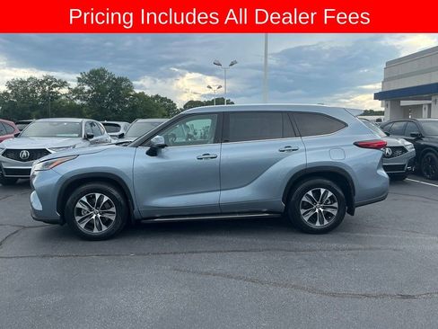 Used 2021 Toyota Highlander XLE FWD image 2