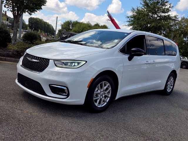 Used 2025 Chrysler Pacifica Select FWD image 4