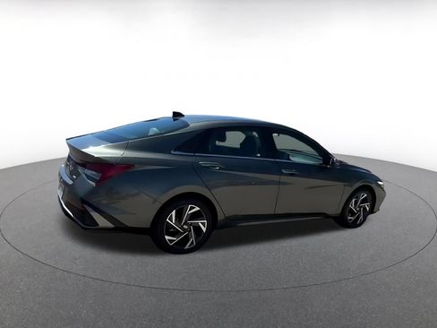 Used 2025 Hyundai Elantra Limited FWD image 13