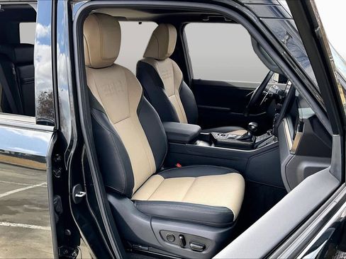 Used 2024 Lexus GX 550 AWD/4WD image 11