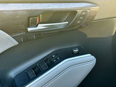 Used 2020 Toyota Highlander Limited image 22