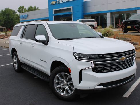 Used 2023 Chevrolet Suburban Premier AWD/4WD image 2