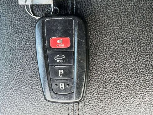 Used 2021 Toyota RAV4 XLE Premium AWD/4WD image 31