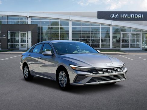 New 2026 Hyundai Elantra Hybrid FWD image 11