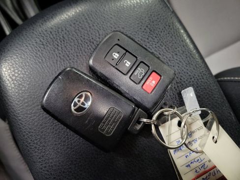 Used 2017 Toyota RAV4 XLE AWD/4WD image 18