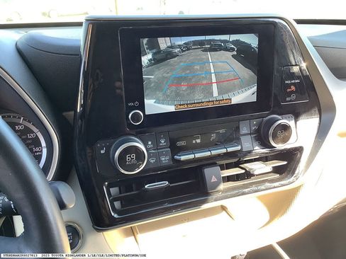 Used 2023 Toyota Highlander XLE image 8