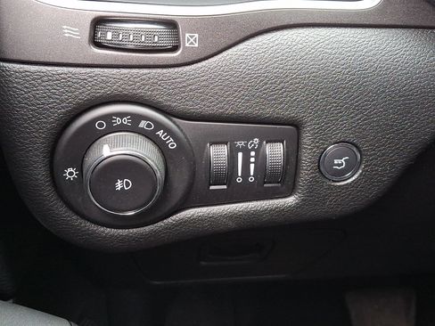 Used 2019 Jeep Cherokee Trailhawk image 28