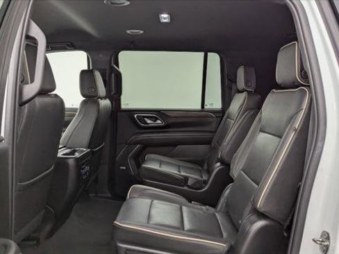 Used 2023 Chevrolet Suburban Premier image 17