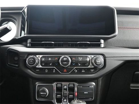 Used 2024 Jeep Wrangler Unlimited Rubicon w/ Capability Package image 14